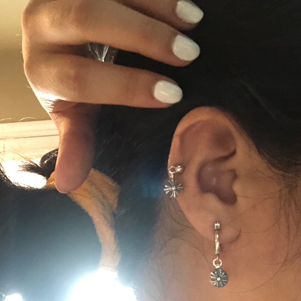 Chrome hearts tiny E Maltese cross earring - Picture 4 of 4